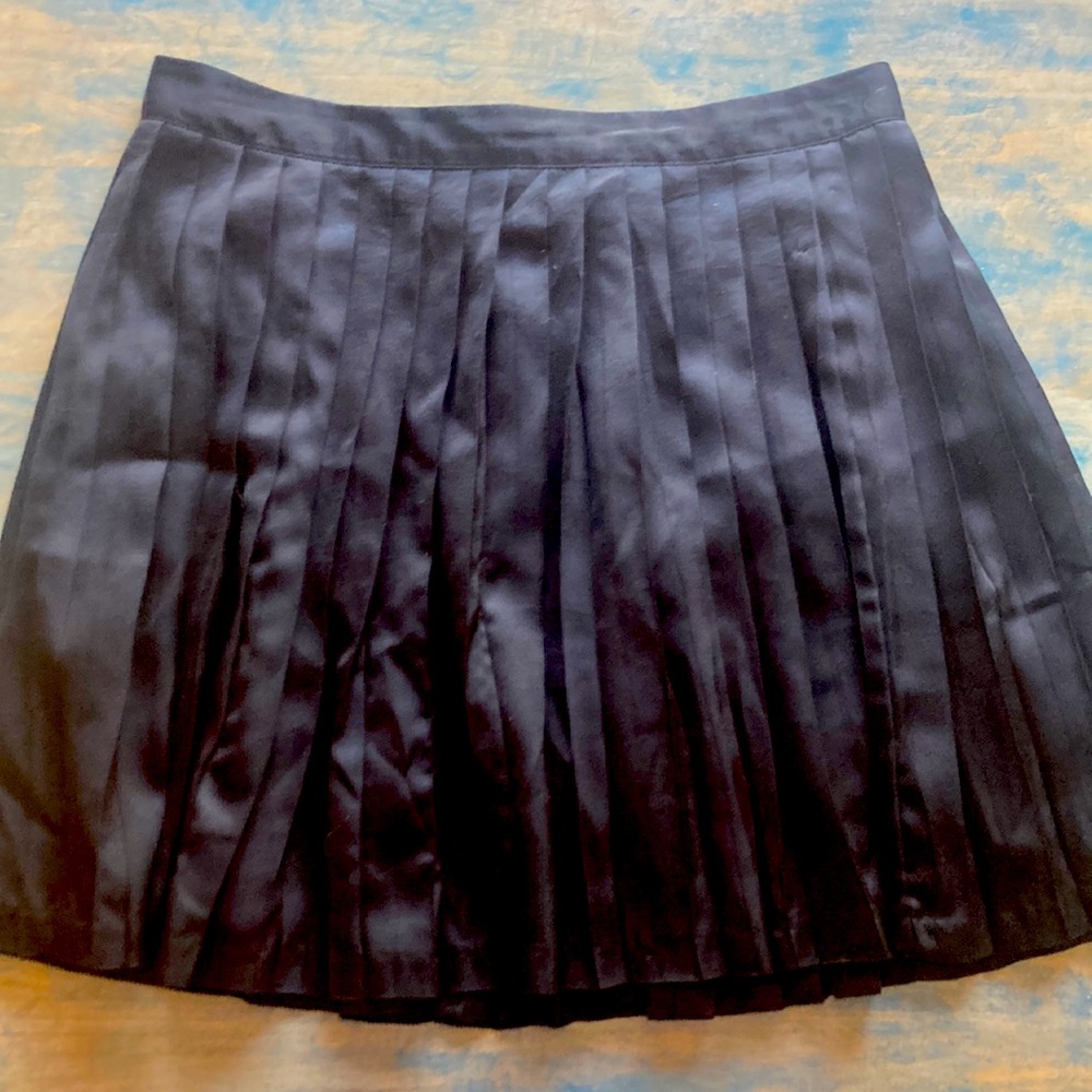 Women’s size 6 Gap black pleated skirt